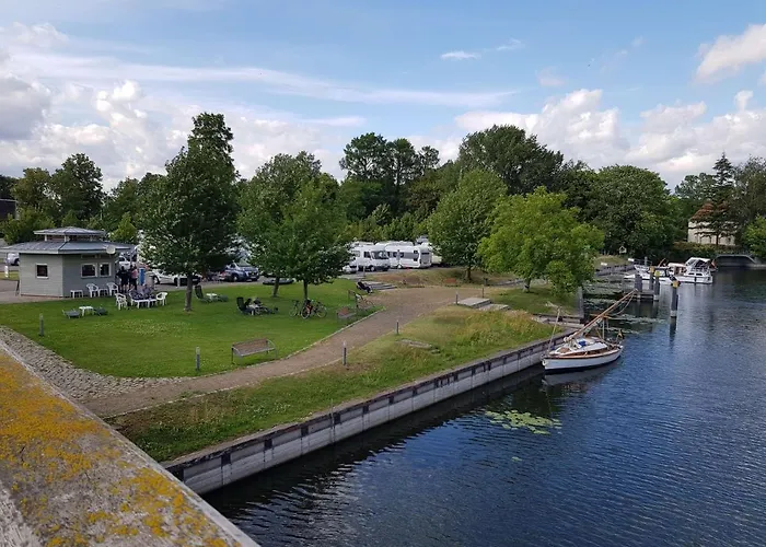 Carlo Familienfreundliches 3-raum Auf Der Dom-insel * Brandenburg (Brandenburg an der Havel)